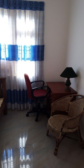 Basic Double Room, 1 Queen Bed | Free WiFi, bed sheets - Senuri Home stay (Polonnaruwa)
