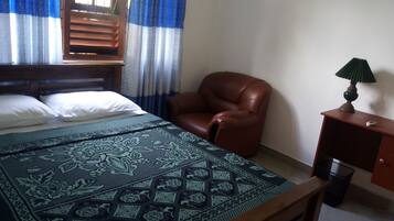 Basic-Doppelzimmer, 1 Queen-Bett | Kostenloses WLAN, Bettwäsche