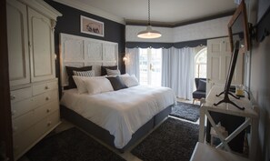 Room (The Fritz) | 1 bedroom, Egyptian cotton sheets, premium bedding, down comforters - Schoon Huis Manor (Kempton Park)
