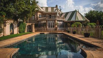 Piscina externa, espreguiçadeiras