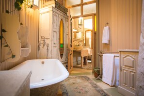 Suite (The Main) | Baño | Amenidades de baño de dise�ñador, secadora de cabello, batas, pantuflas 