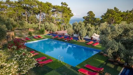 Seasonal outdoor pool, pool umbrellas, sun loungers. Akyaka - Akbuk Fullmoon Bungalow Camping