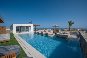 Piscina externa, guarda-sóis, espreguiçadeiras