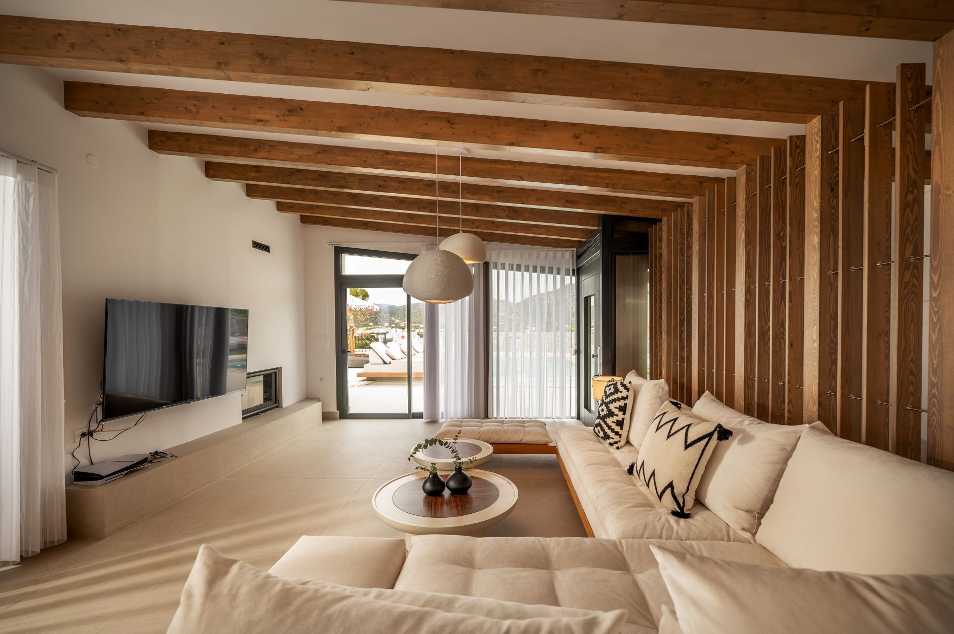 Villa – panorama | Oppholdsområde | En 30-tommers smart-TV med Parabol-TV samt peis og TV-spill