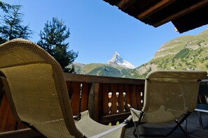 Kisseye Edelweiss - Three-Bedroom Apartment (ground floor) | Balcony view - Chalet Kisseye by Zermatt Premium Apartments (Zermatt)