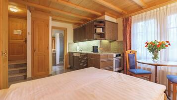 Kisseye Sommerblume - Studio (top floor) | Soundproofing, travel crib, free rollaway beds, free WiFi