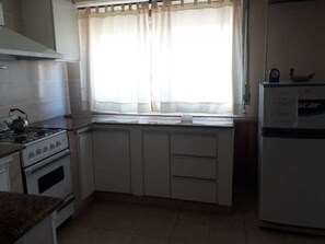 Apartament estàndard | Cuina privada | Frigorífic gran, microones, forn i placa de cuina