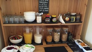 Un buffet de petit-déjeuner proposant une variété d’aliments et d’accompagnements.