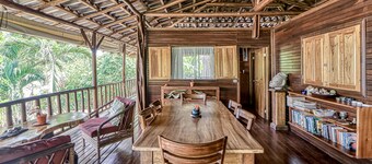 Wonderful beachfront house with breathtaking views & a shared pool