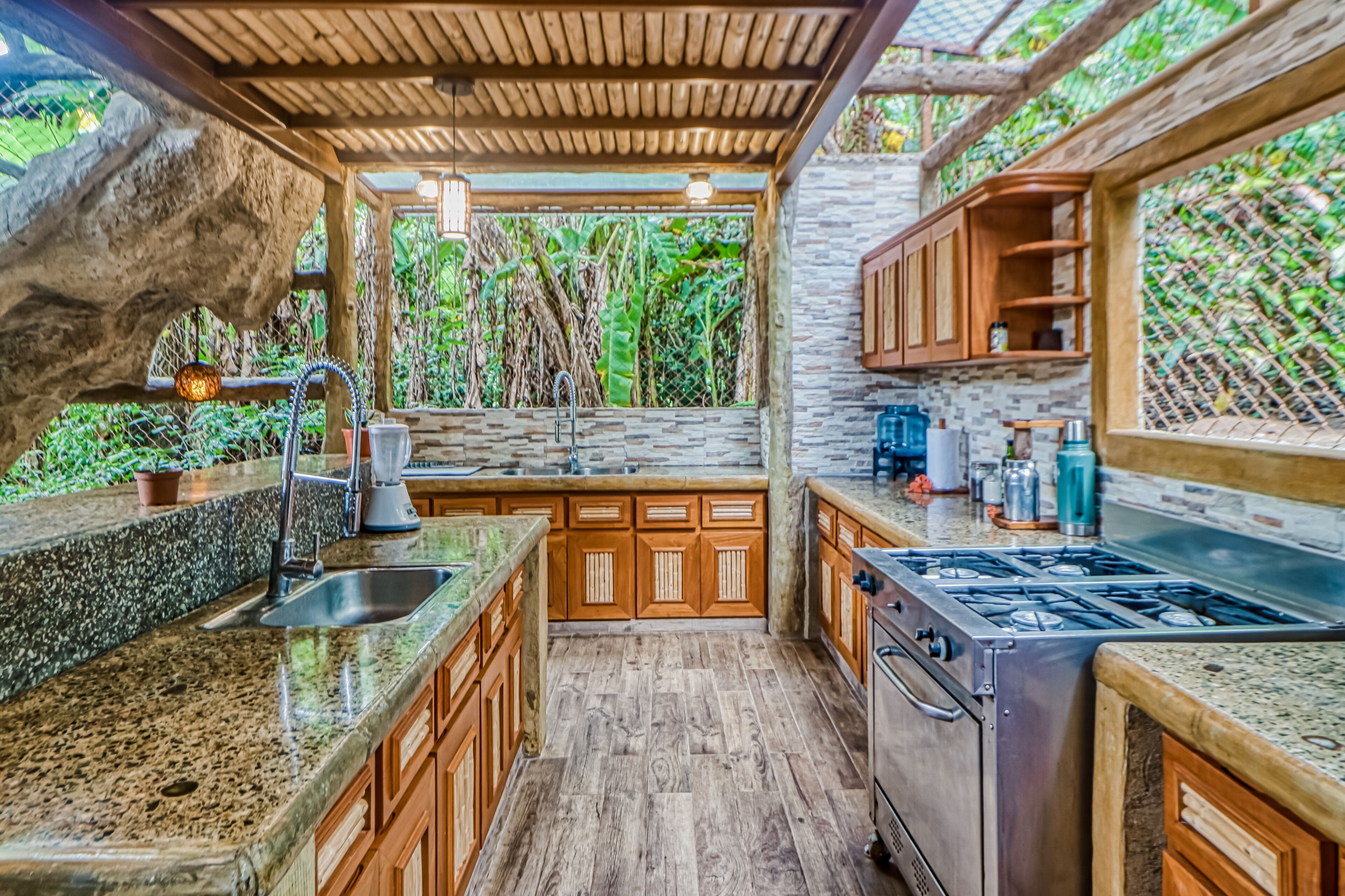 Frigorífico, horno, placa de cocina y lavavajillas