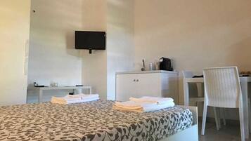 Kamar Double, pemandangan kebun | Tirai kedap cahaya dan seprai linen