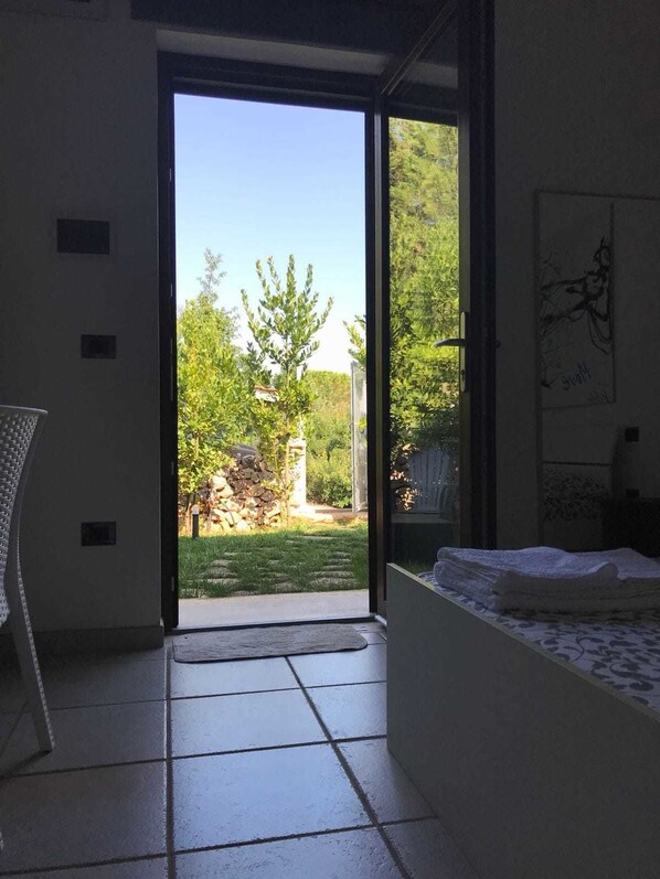 Habitación doble, vistas al jardín | Cortinas opacas y ropa de cama