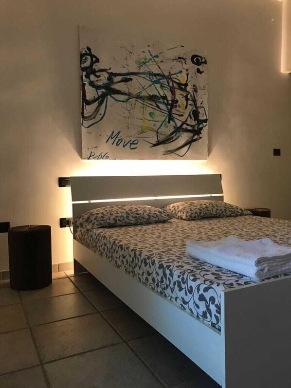 Dubbelrum - utsikt mot trädgården | Mörkläggningsgardiner och sängkläder