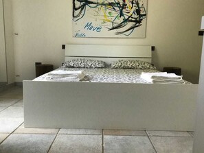 Kamar Double, pemandangan kebun | Tirai kedap cahaya dan seprai linen