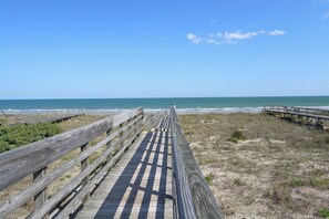 Beach nearby - Raised Beach House, Furnished Sundeck, Grill, Easy Walk to Beach, Dog Friendly (Pawleys Island)