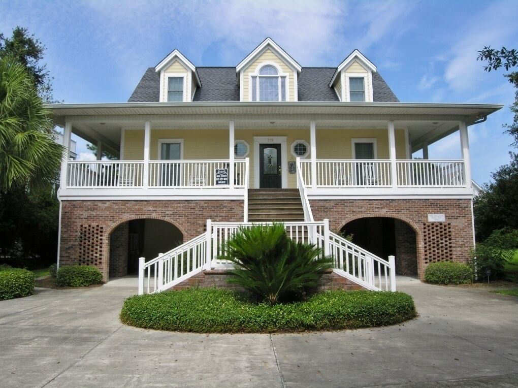 Beach house, split floor plan, spacious sundeck, walk to beach, dog friendly