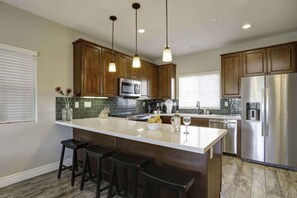 Fridge, microwave, oven, stovetop - Pismo Good Life beach house 3 min from ocean and downtown (Pismo Beach)