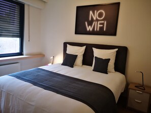 Exclusief appartement, 2 slaapkamers, uitzicht op stad | 1 slaapkamer, een strijkplank/strijkijzer, gratis wifi, beddengoed