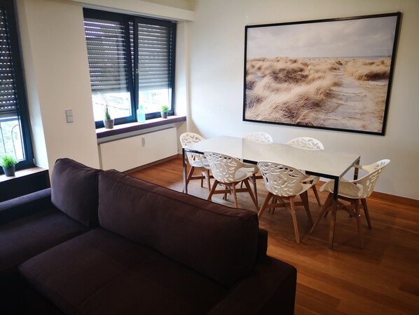 Appartement Exclusif, 2 chambres, vue ville | Coin séjour | Télévision à écran plat