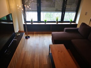 Exclusief appartement, 2 slaapkamers, uitzicht op stad | Woonkamer | Een flatscreentelevisie