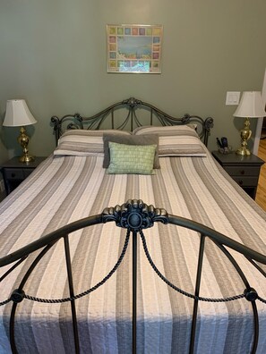 2 chambres, coffres-forts dans les chambres, fer et planche à repasser