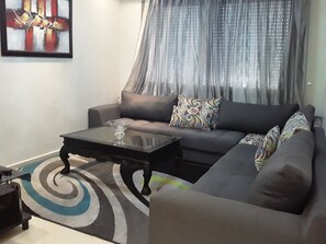 Căn hộ Superior, 2 phòng ngủ | Khu phòng khách | TV màn hình phẳng