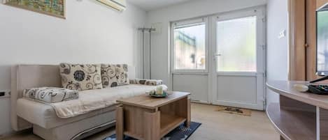 アパートメント (A1) | リビングルーム | 薄型テレビ