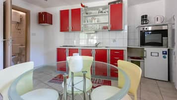 Apartamento (A1) | Cocina privada | Máquina de café espresso, cafetera o tetera, frigorífico y microondas