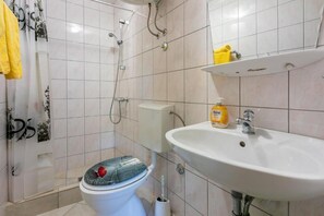 Apartemen (A1) | Kamar mandi | Shower, pengering rambut,  dan tisu toilet