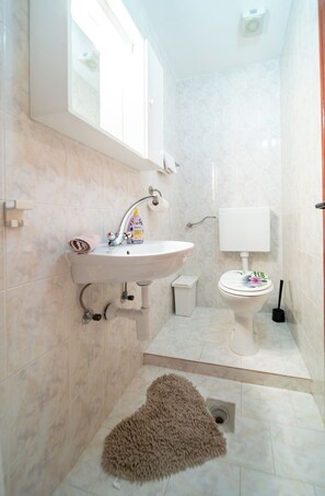 Apartment (A1) | Bathroom