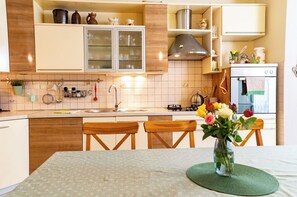 Apartment (A2) | Eigene Küche | Kühlschrank, Mikrowelle, Herdplatte, Espressomaschine