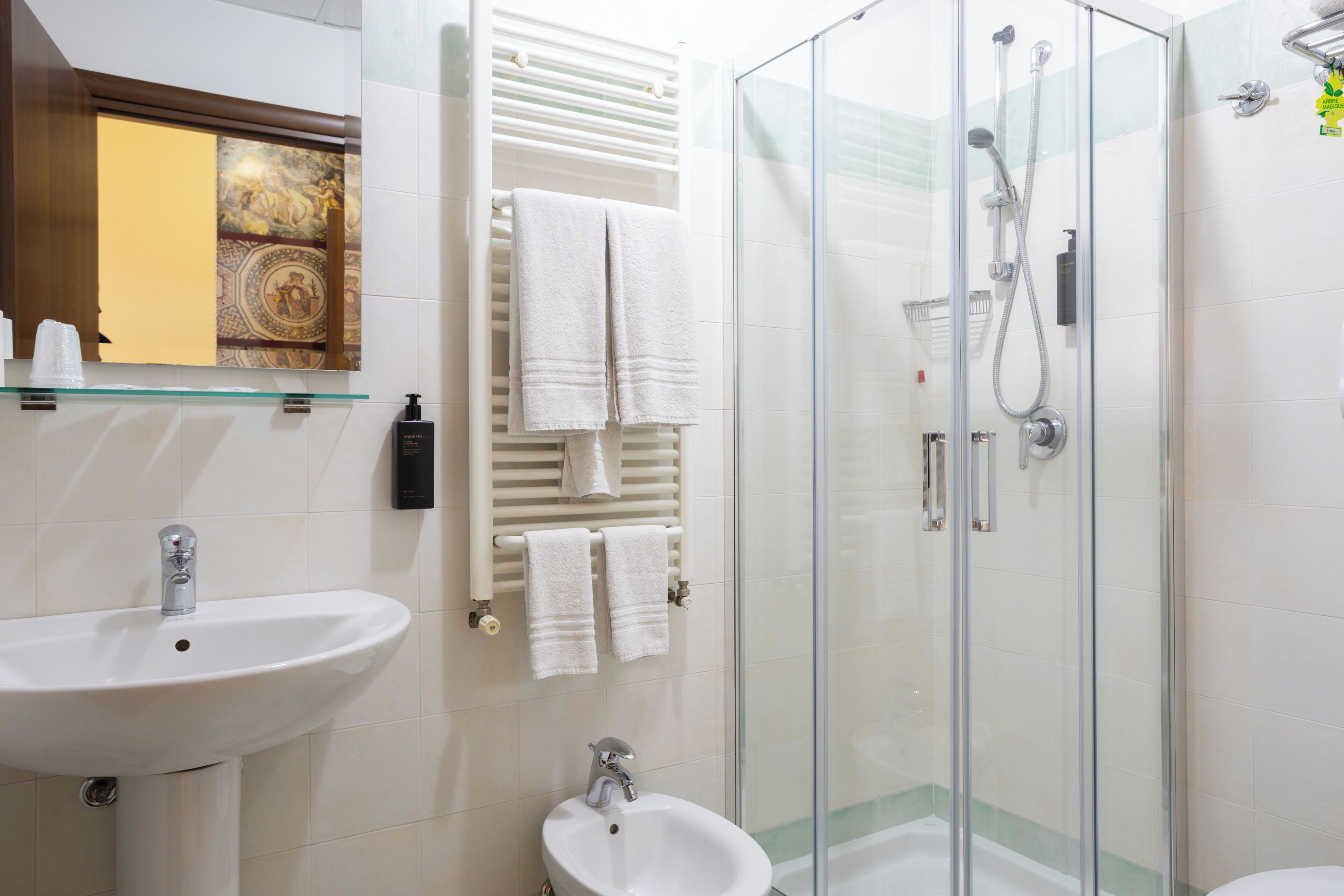 シャワー、レインフォールシャワー、バスアメニティ (無料)、ヘアドライヤー