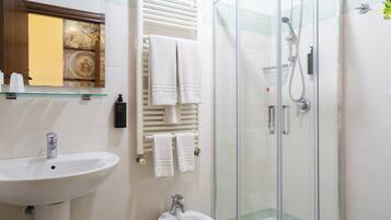 Dusche, Regendusche, kostenlose Toilettenartikel, Haartrockner