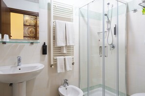 Shower, rainfall showerhead, free toiletries, hair dryer - Hotel Gangi (Piazza Armerina)