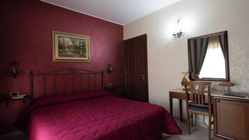 Superior tweepersoonskamer | Een minibar, een kluis op de kamer, een bureau, geluiddichte muren