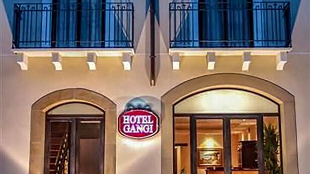 A hotel entrance with a sign reading "HOTEL GANGI". - Hotel Gangi (Piazza Armerina)