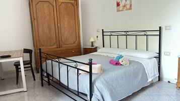 Comfort-værelse | Skrivebord, arbejdsområde til bærbare computere, strygejern/strygebræt