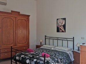 Chambre Confort | Bureau, espace de travail pour ordinateur portable