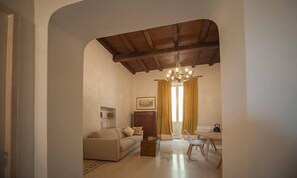 公寓, 1 间卧室, 副楼 | 客房内保险箱、特色装修、特色家居、办公桌