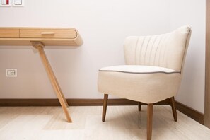 Kamar Double | Brankas, meja kerja, dan tirai kedap cahaya