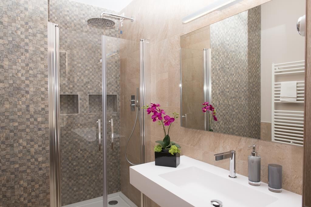 Douche, douche à « effet pluie », sèche-cheveux, bidet