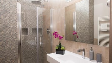 Douche, douche à « effet pluie », sèche-cheveux, bidet