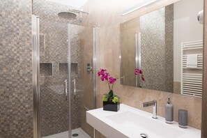 Shower, rainfall showerhead, hair dryer, bidet - Casa Gaia (Pescara)