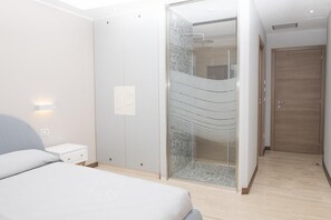商务客房 | 客房内保险箱、办公桌、遮光窗帘、婴儿床