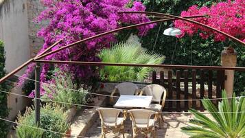 Esmorzar diari de cuina local gratuït