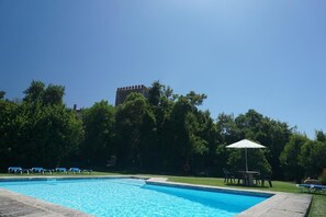 Udendørs pool, parasoller, liggestole