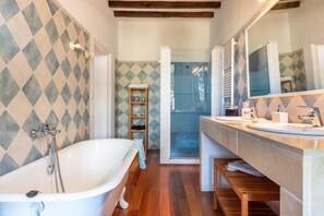 Habitación doble superior, balcón | Baño | Artículos de higiene personal gratuitos, secador de pelo y albornoces