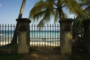 Beach nearby, sun-loungers, beach towels