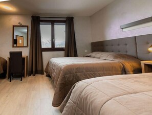 Family Room | Cribs/infant beds, rollaway beds, free WiFi, bed sheets - Hotel d'Ornex (Ornex)