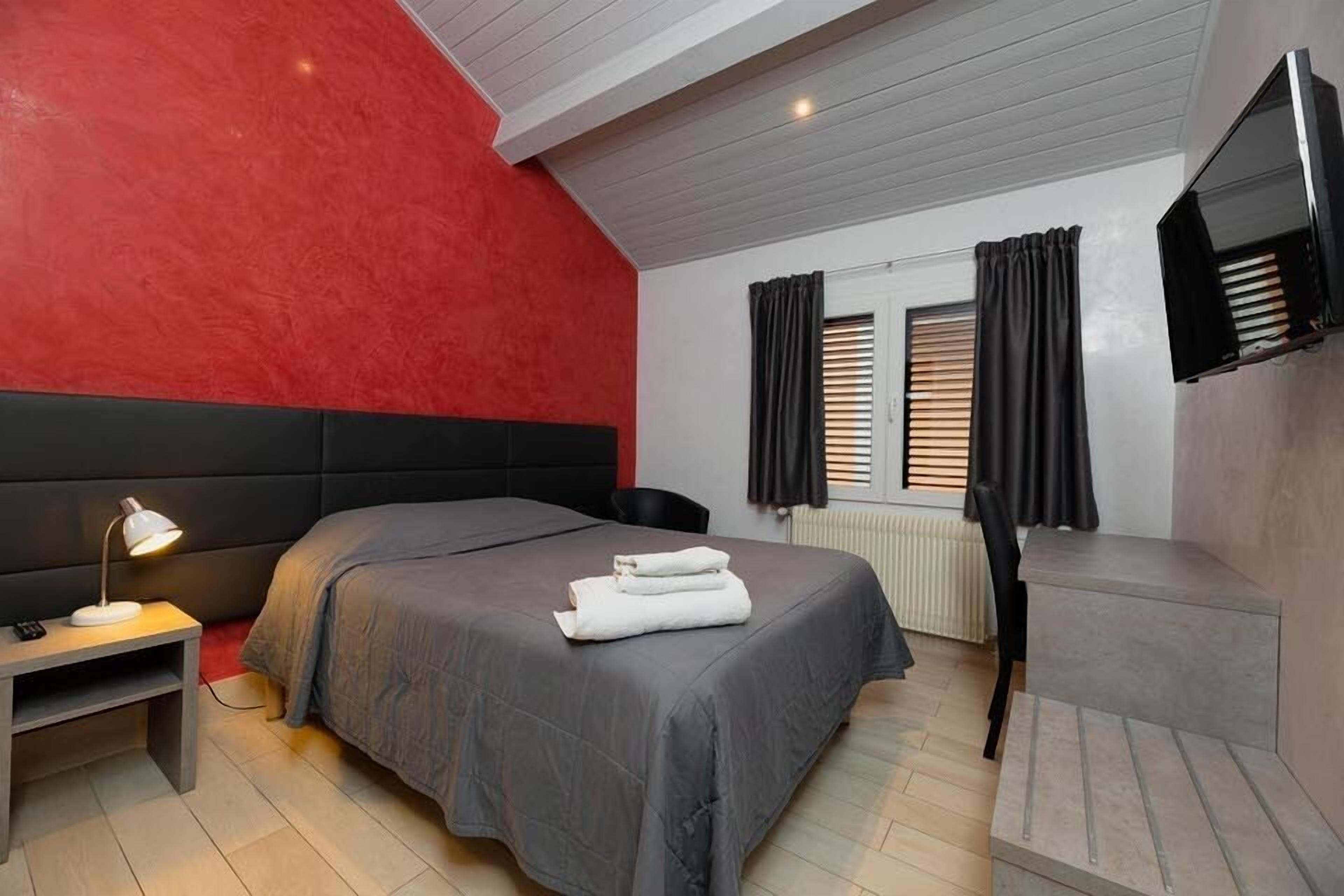 cots/infant beds, rollaway beds, free wifi, bed sheets